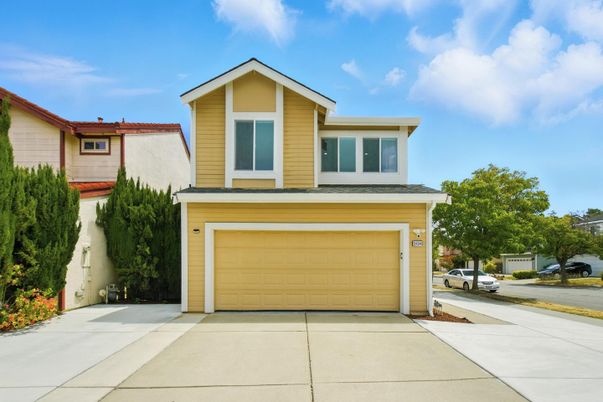 Attached, Exterior, Facade, American Craftsman
