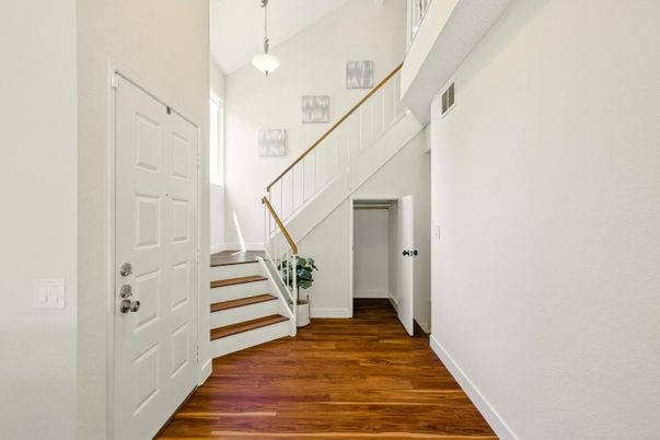 Interior, Pendant Lights, Wood Texture Flooring