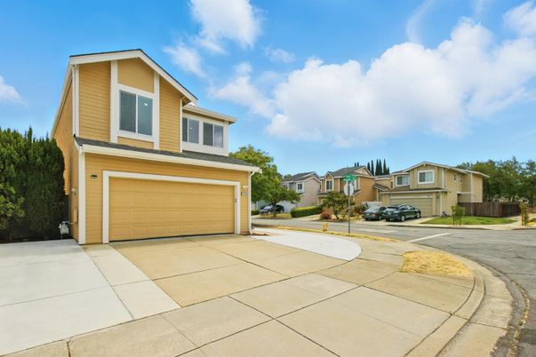 Attached, Exterior, Facade, American Craftsman