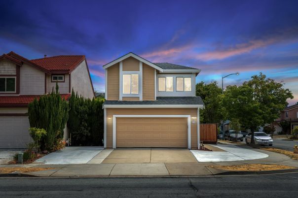 Attached, Exterior, Facade, American Craftsman