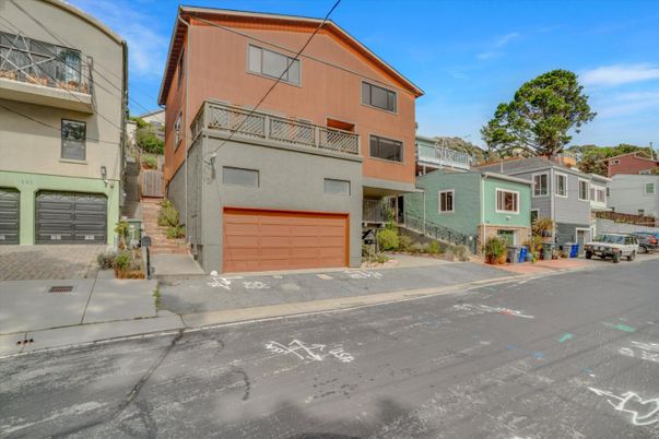 Attached, Exterior, Facade, Rowhouse