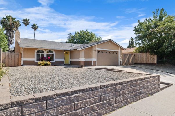 Attached, Exterior, Facade, Ranch