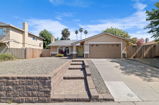Attached, Exterior, Facade, Ranch