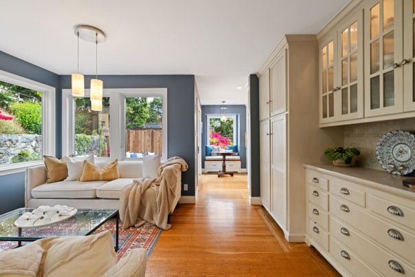 Interior, Living room, Pendant Lights, Recessed Lighting, Wood Texture Flooring