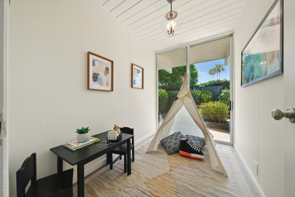 Home Office, Interior