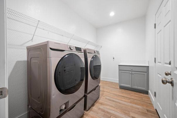 Interior, Recessed Lighting, Washer, Wood Texture Flooring