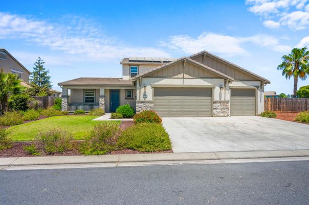 Attached, Exterior, Facade, Solar Panels, American Craftsman