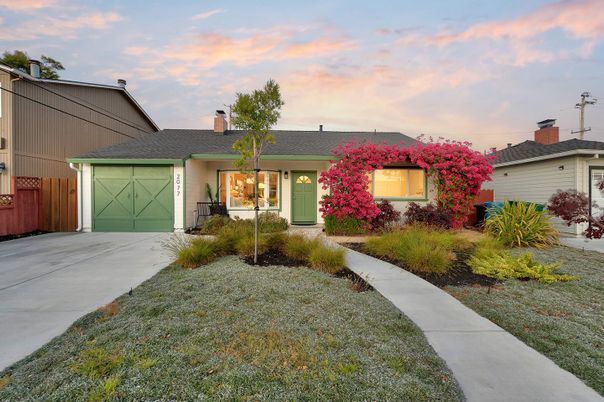 Attached, Exterior, Facade, Ranch