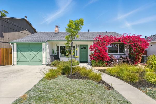 Attached, Exterior, Facade, Ranch