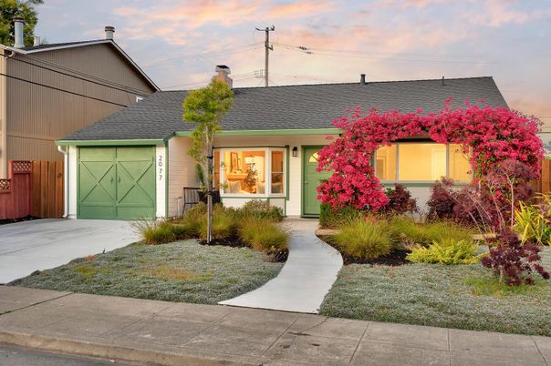 Attached, Exterior, Facade, Ranch