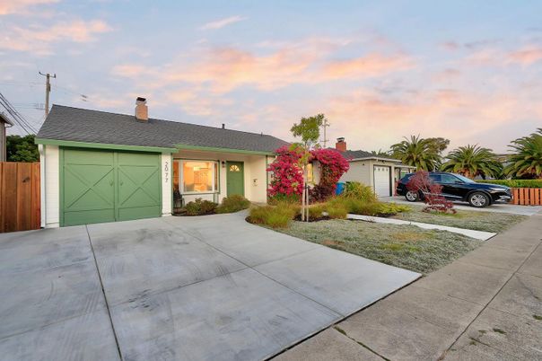 Attached, Exterior, Facade, Ranch