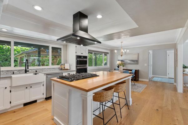 Chandelier, Dining room, Interior, Kitchen, Pendant Lights, Recessed Lighting, Stainless Steel Appliances, Wood Texture Flooring