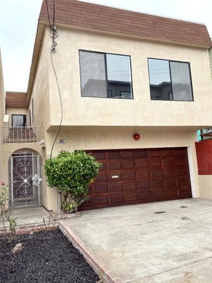 Attached, Exterior, Facade, Rowhouse