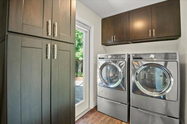 Interior, Washer, Wood Texture Flooring