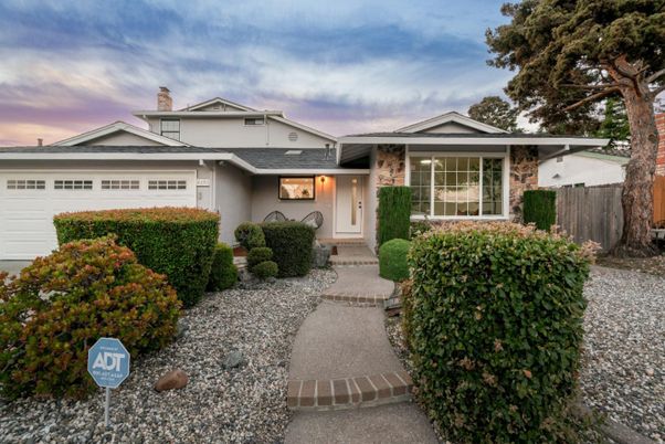 Attached, Exterior, Facade, Ranch