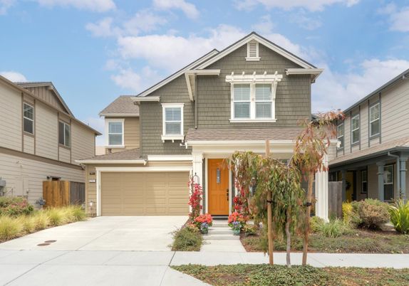 Attached, Exterior, Facade, American Craftsman