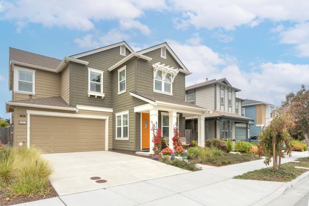Attached, Exterior, Facade, American Craftsman