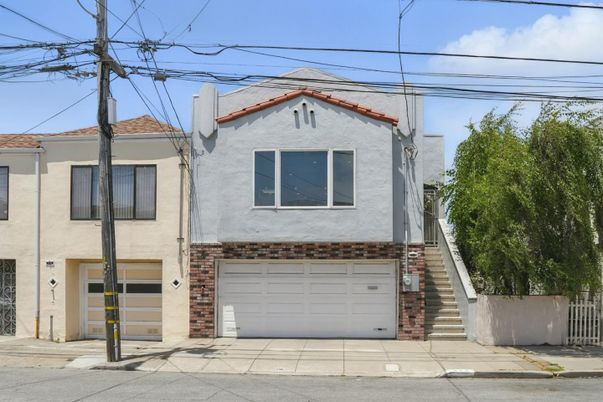 Attached, Exterior, Facade, Rowhouse