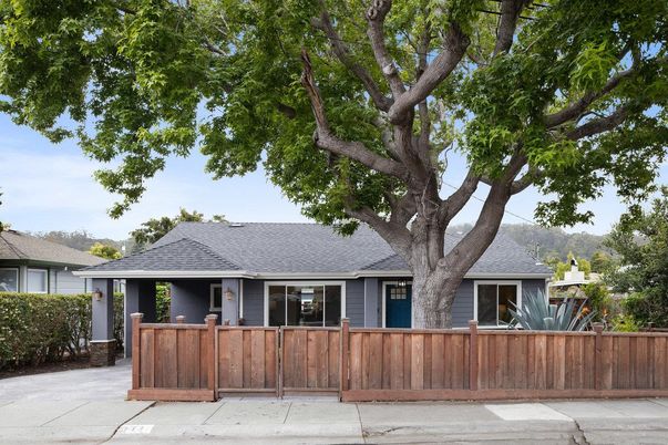Exterior, Facade, Ranch