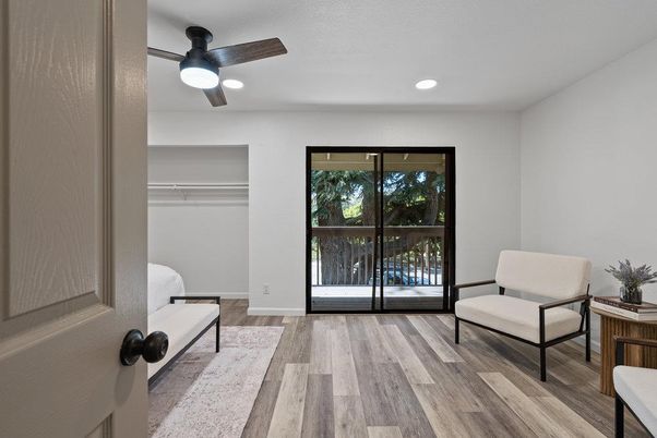 Interior, Recessed Lighting, Wood Texture Flooring