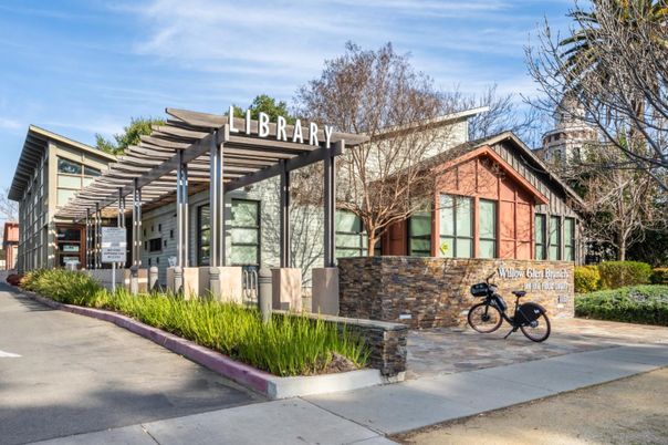 Exterior, Facade, Modern