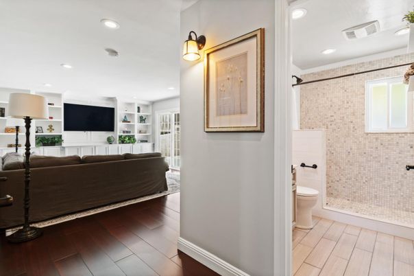 Bathroom, Interior, Living room, Recessed Lighting, Wood Texture Flooring