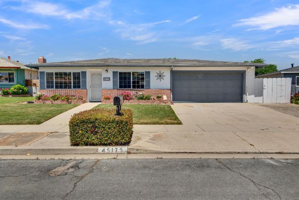 Attached, Exterior, Facade, Ranch