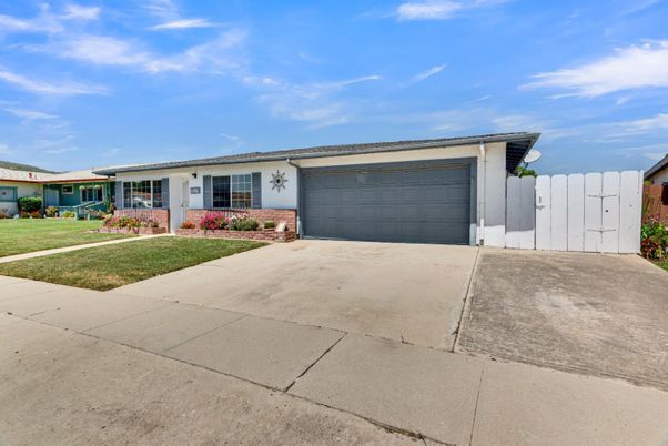 Attached, Exterior, Facade, Ranch