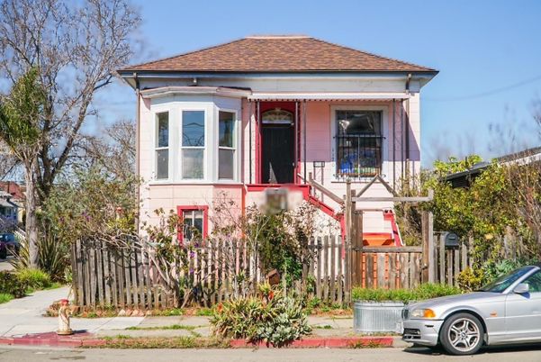Exterior, Facade, Queen Anne Victorian