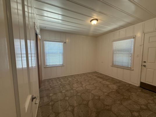 Empty room, Interior