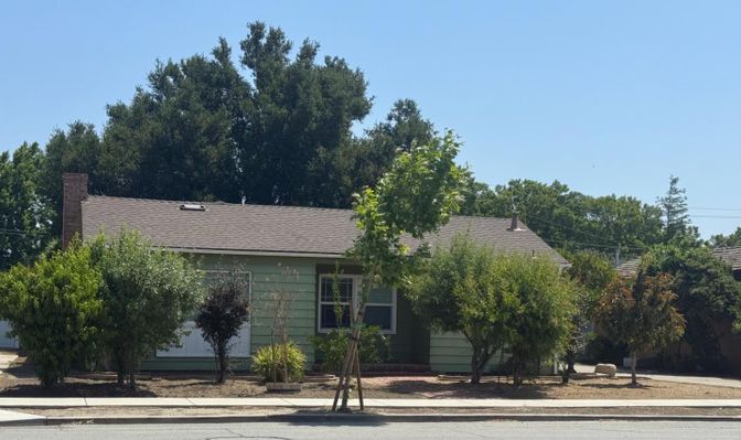 Exterior, Facade, Ranch