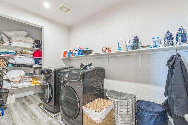 Interior, Recessed Lighting, Washer, Wood Texture Flooring