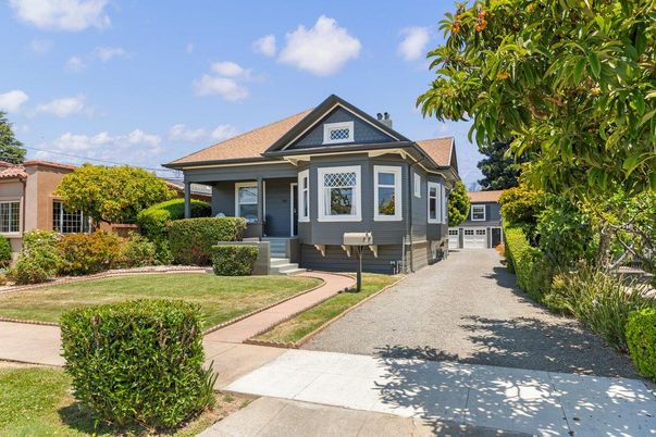 Exterior, Facade, Queen Anne Victorian