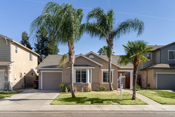 Attached, Exterior, Facade, Ranch