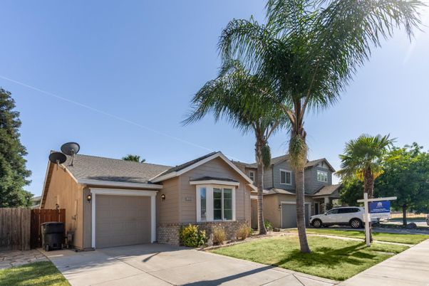 Attached, Exterior, Facade, Ranch