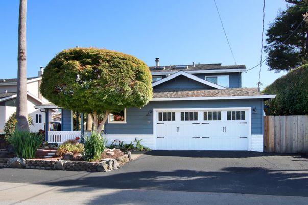 Attached, Exterior, Facade, Ranch