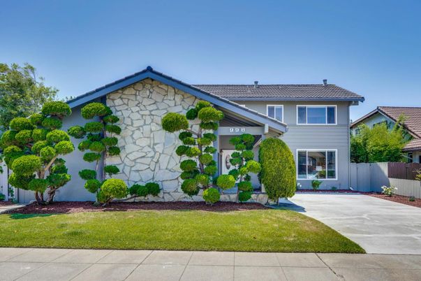 Exterior, Facade, Split Level