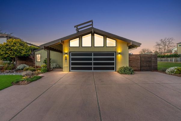 Attached, Exterior, Facade, Modern