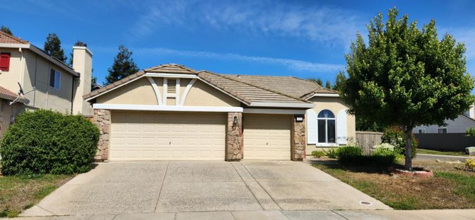 Attached, Exterior, Facade, Mediterranean