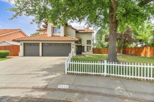 Attached, Exterior, Facade, Mediterranean