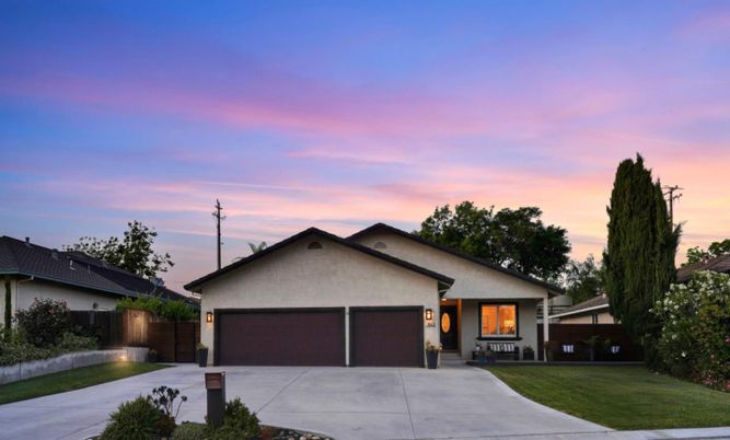Attached, Exterior, Facade, Ranch