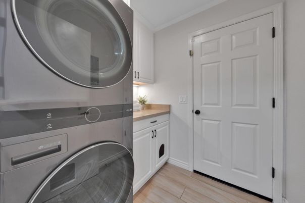 Interior, Washer, Wood Texture Flooring