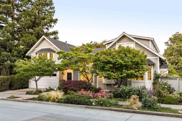Attached, Exterior, Facade, Queen Anne Victorian