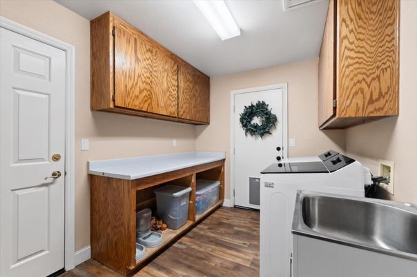 Interior, Washer, Wood Texture Flooring