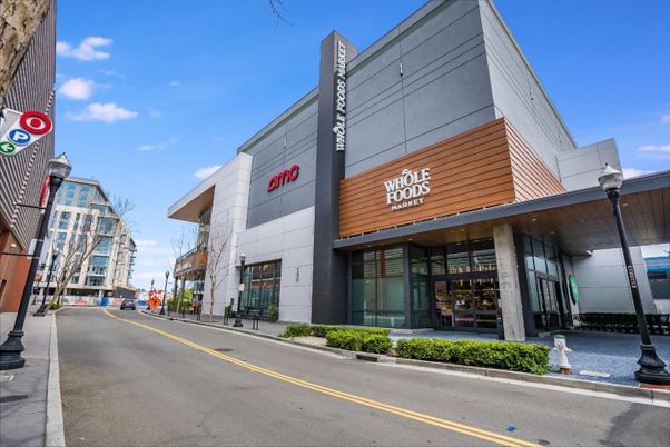 Exterior, Facade, Modern