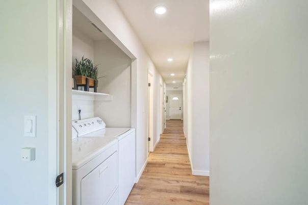 Interior, Recessed Lighting, Washer, Wood Texture Flooring