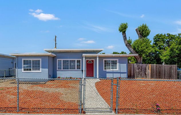 Exterior, Facade, Ranch