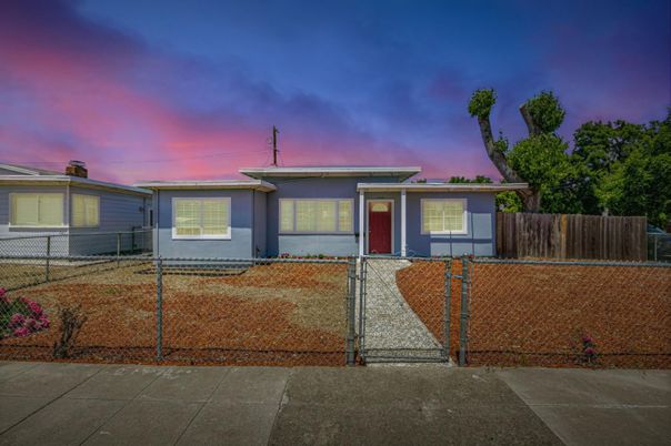 Exterior, Facade, Ranch