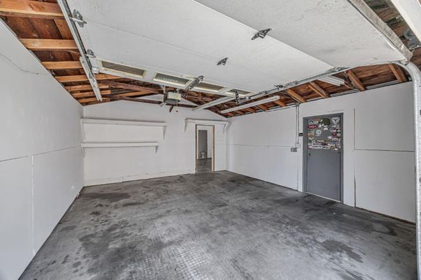 Garage, Interior, Wooden Beams