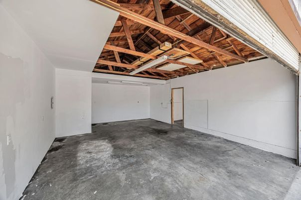 Empty room, Interior, Wooden Beams, Wooden Ceilings